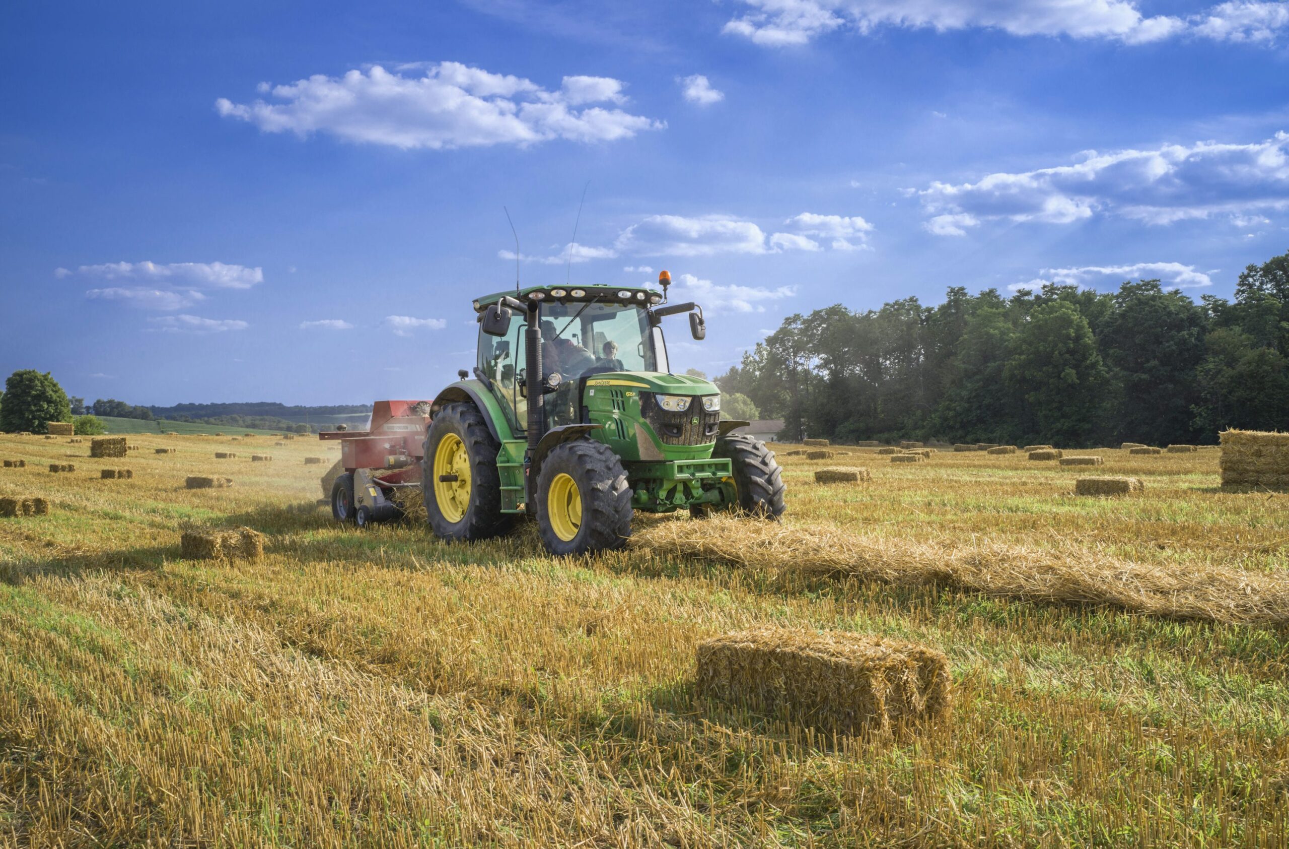 Maquinaria agrícola trabajando en campo de cultivo