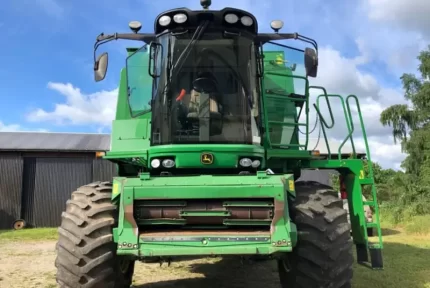 Cosechadora agrícola trabajando en campo