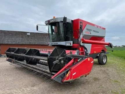 Maquinaria agrícola cosechadora moderna